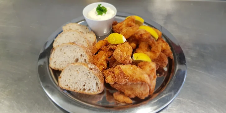 800 g vepřových a kuřecích mini řízečků, domácí chléb, dip i hodina bowlingu