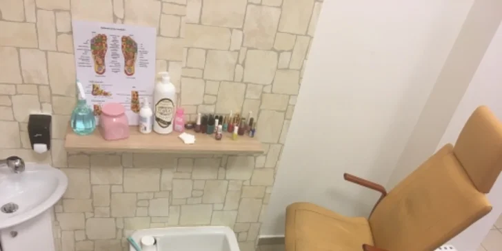 Krásné nehty na prvním místě: pedikúra včetně lakování či peelingu