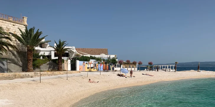 Chorvatské letovisko Mali Rat: doprava a 7 nocí v hotelu 120 m od pláže