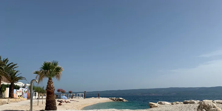 Chorvatské letovisko Mali Rat: doprava a 7 nocí v hotelu 120 m od pláže
