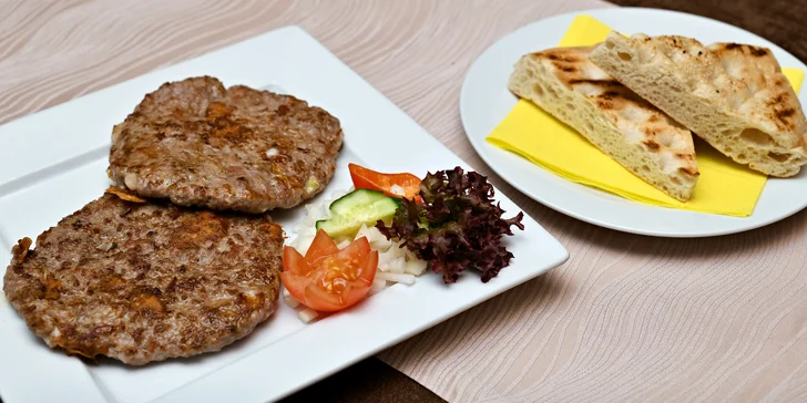 Gurmánská pljeskavica s lepinjou v balkánské restauraci pro dva