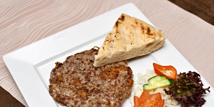 Gurmánská pljeskavica s lepinjou v balkánské restauraci pro dva