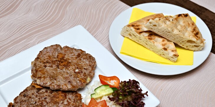 Gurmánská pljeskavica s lepinjou v balkánské restauraci pro dva