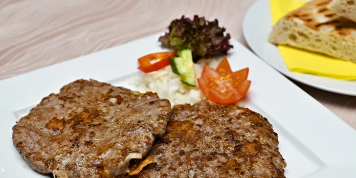 Gurmánská pljeskavica s lepinjou v balkánské restauraci pro dva