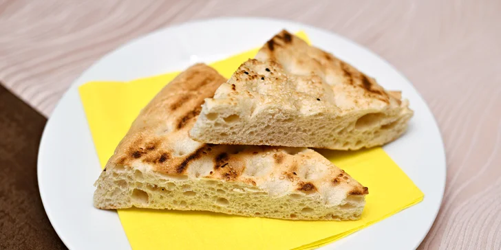 Gurmánská pljeskavica s lepinjou v balkánské restauraci pro dva