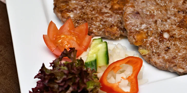 Gurmánská pljeskavica s lepinjou v balkánské restauraci pro dva