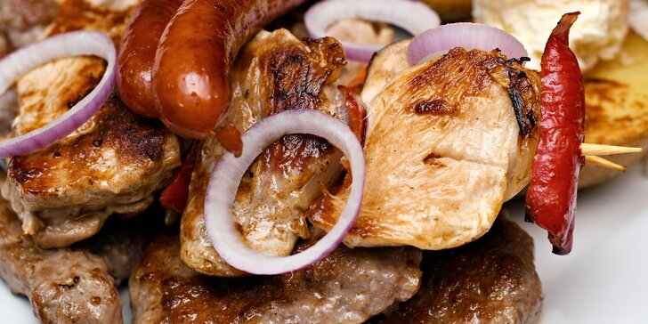 Chutný kalemegdanský mix grill pro dva v balkánské restauraci