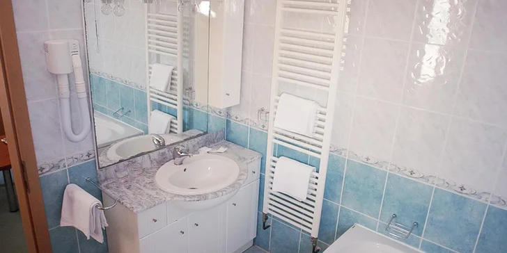 Pobyt v hotelu kousek od Makarské riviéry pro pár i rodinu: snídaně i bazén