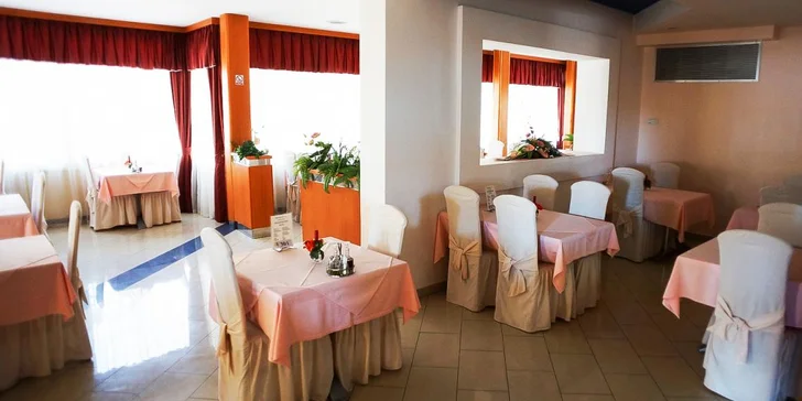Pobyt v hotelu kousek od Makarské riviéry pro pár i rodinu: snídaně i bazén