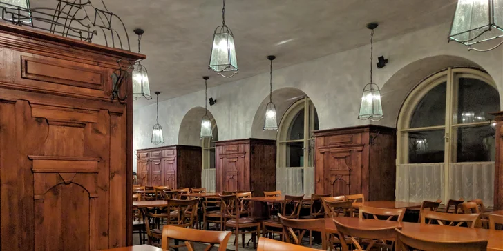 V restauraci dělají česká jídla a rybí pochoutky – podávají tu ryby z místních rybníků.