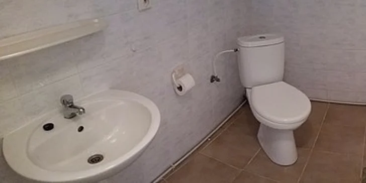 Pokoje jsou vybaveny sprchovým koutem či vanou.
