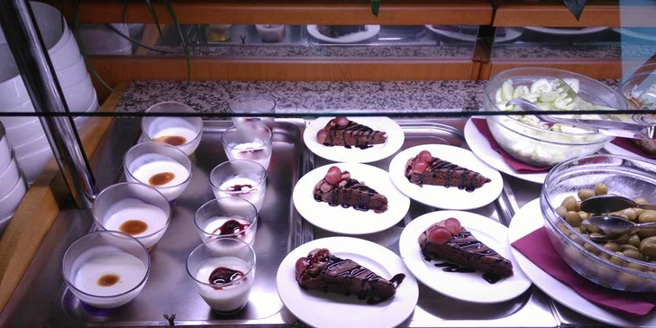 Pobyt v hotelu kousek od Makarské riviéry pro pár i rodinu: snídaně i bazén