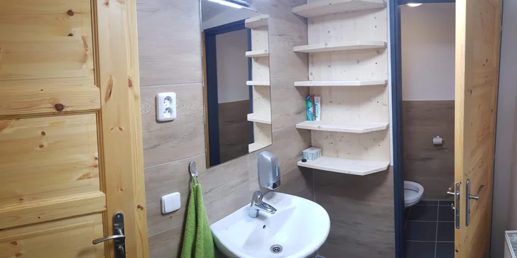 Moderní chata se saunou a vířivkou v Krušných horách pro partu nebo rodinu