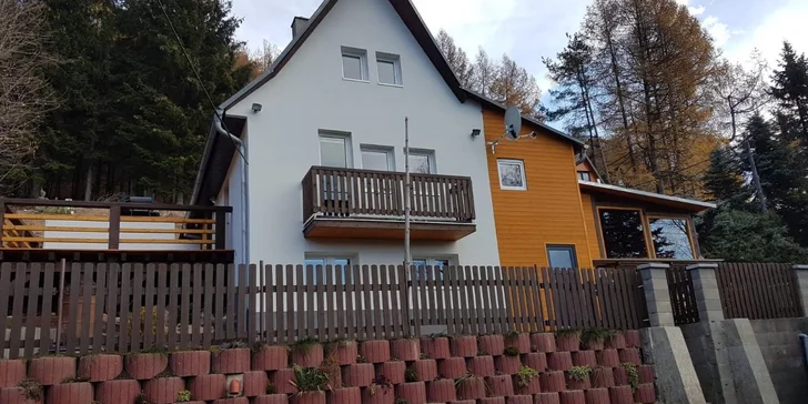 Moderní chata se saunou a vířivkou v Krušných horách pro partu nebo rodinu