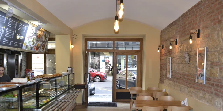 Parádní kebab v centru Prahy: rolovaný v pitě, na talíři i v chlebu jako sendvič