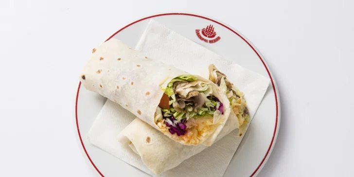 Parádní kebab v centru Prahy: rolovaný v pitě, na talíři i v chlebu jako sendvič