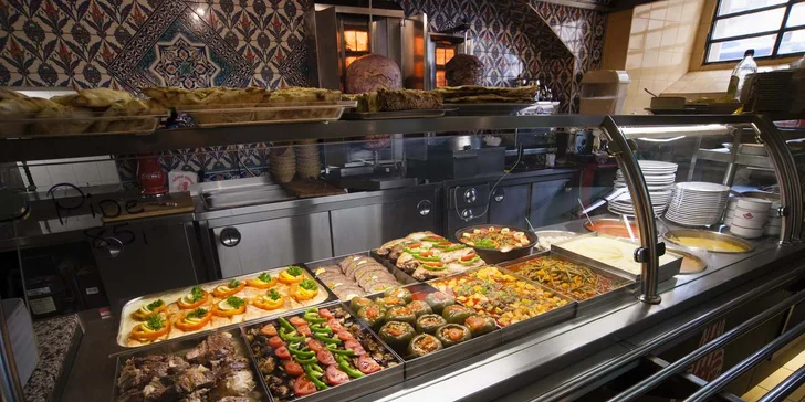 Parádní kebab v centru Prahy: rolovaný v pitě, na talíři i v chlebu jako sendvič