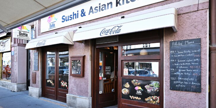 Degustační menu pro dva: polévka tom kha gai, salát i velký výběr lahodných sushi rolek