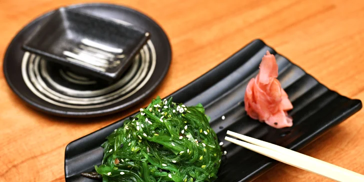 Degustační sushi set s wakame salátem i miso polévkami pro 2 osoby
