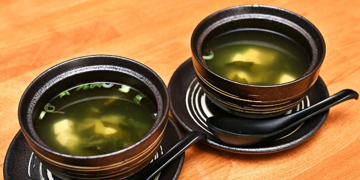Sety v dejvickém Sushi DuHa: 17–32 rolek, miso polévky i lososový tartar