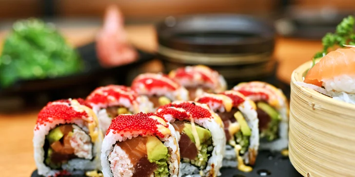 Degustační sushi set s wakame salátem i miso polévkami pro 2 osoby