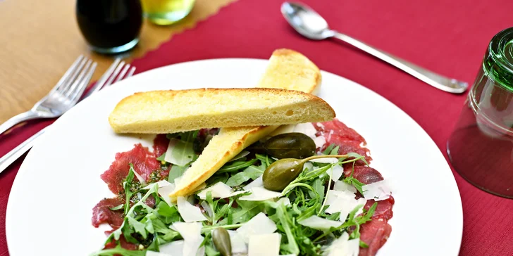 Tříchodové menu podle výběru s výhledem na Karlův most pro 2 osoby