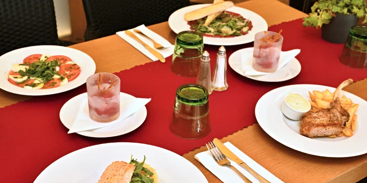 Tříchodové menu podle výběru s výhledem na Karlův most pro 2 osoby