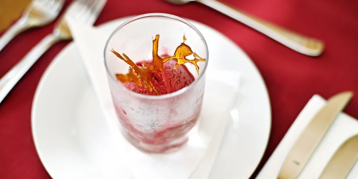 Tříchodové menu podle výběru s výhledem na Karlův most pro 2 osoby