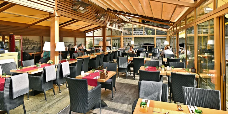 Pizza, cheesecake a Bombardino u Karlova mostu: posezení s výhledem i odnos s sebou