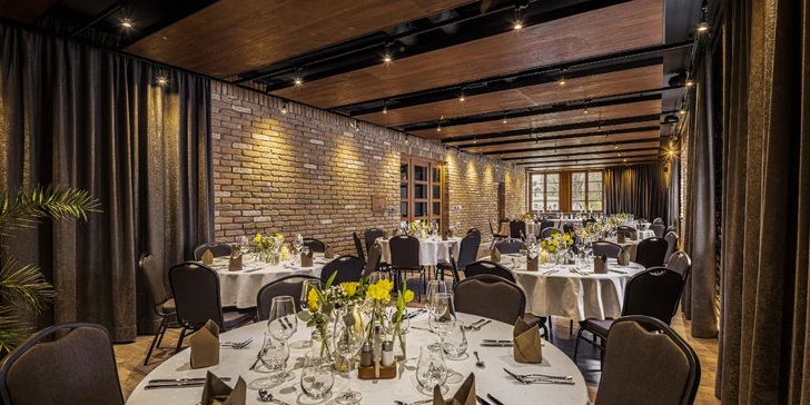 Večeře budou podávány v krásné restauraci Vila Astoria, která se nachází jen 200 metrů od hotelu.