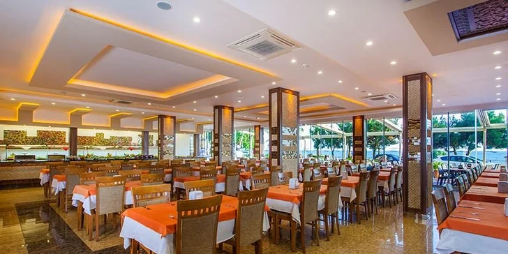 Snídaně, obědy a večeře jsou podávány formou pestrého bufetu v hlavní hotelové restauraci.