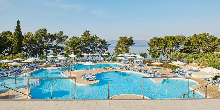 Moderný hotel na Makarskej priamo pri mori: bazény, all inclusive a animácie