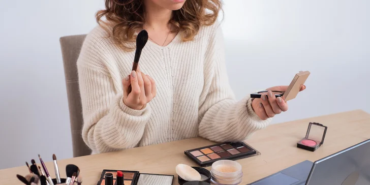 Starostlivo zostavený kurz MAKE-UP ARTIST, ktorý sa svojím obsahom bez problémov vyrovná prezenčnému kurzu, absolvujete online v pohodlí domova.