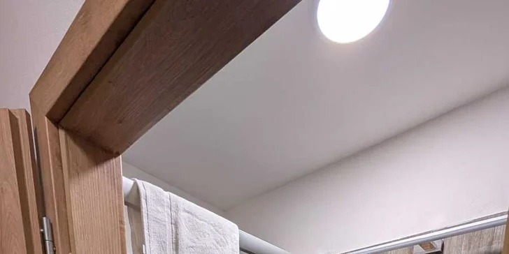 Každý pokoj má koupelnu, na vyžádání vám připraví i fén. 