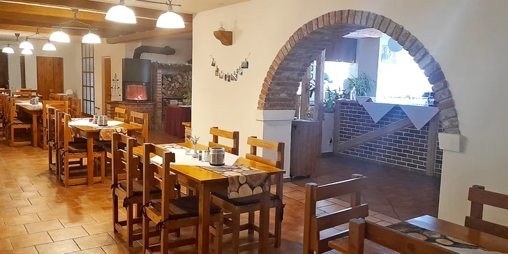 V ceně voucheru máte snídaně, které se podávají formou rautu v příjemných prostorech restaurace s krbem.
