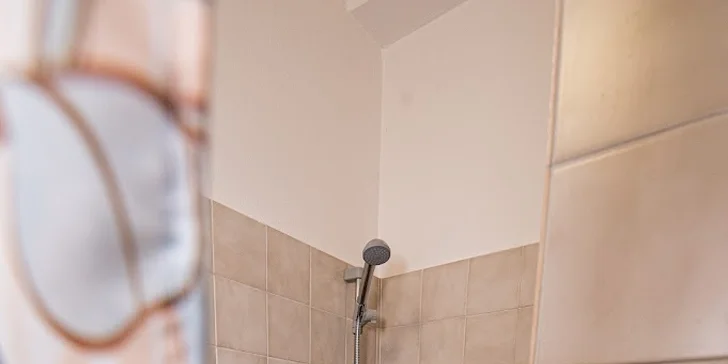 Nebude chybět olejová masáž, reflexní masáž plosek nohou a prvky masáže tělo na tělo. 