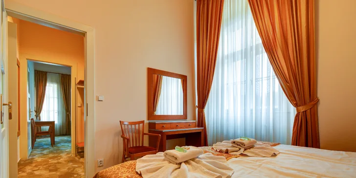 Takto vyzerá apartmán, kde je samostatná spálňa a obývacia izba.