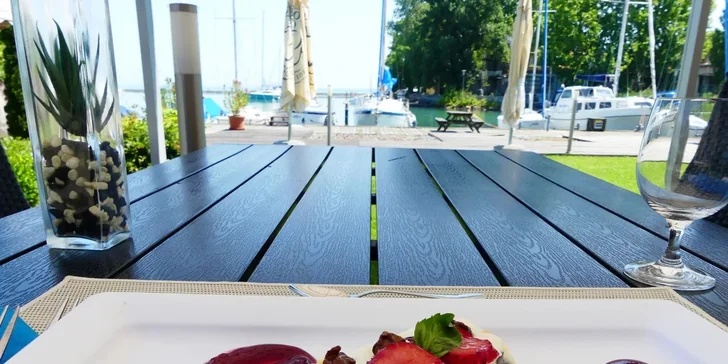 Restaurace s barem má terasu přímo na břehu Balatonu.