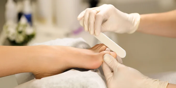 Wellness pedikúra s masážou chodidiel, japonskou manikúrou či parafínovým zábalom