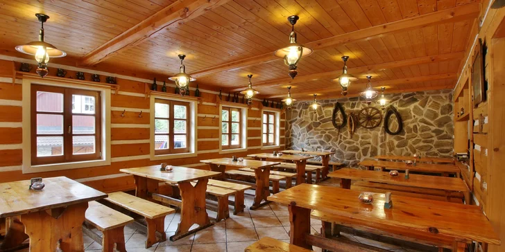 Patří k němu hostinec, kde vaří tradiční české a krkonošské speciality. 