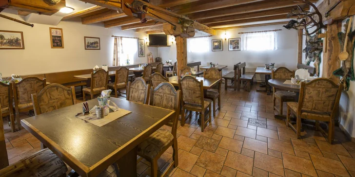 V příjemné restauraci si dáte jídlo vařené z lokálních surovin.