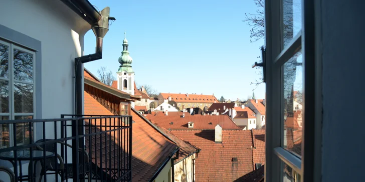 Z niektorých izieb je krásny výhľad na zámok.