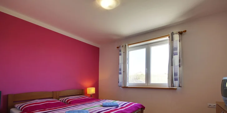 Každý z pokojů má vlastní sociální zařízení a sprchu, televizi a Wi-Fi připojení. 