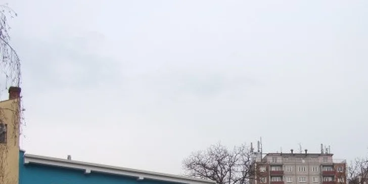 Dorazit sem můžete pěšky nebo klidně i autem – parkovat se dá pohodlně přímo ve dvoře. 