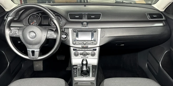 Do parády si tu vezmou malé osobáky i větší bouráky typu SUV či Van.