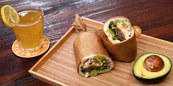 Burrito s avokádem, trhaným hovězím a jalapeño a domácí ledový čaj