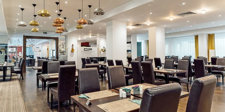 Ani tím to celé nekončí – odeberete se totiž ještě do hotelové restaurace.