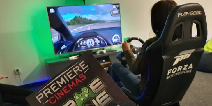 Projedete se v závoďáku díky sedačce, volantu a velké televizi před vámi.