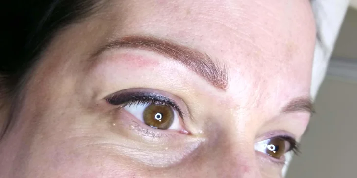 Permanentní make-up obočí pudrovou metodou nebo očních linek dle výběru