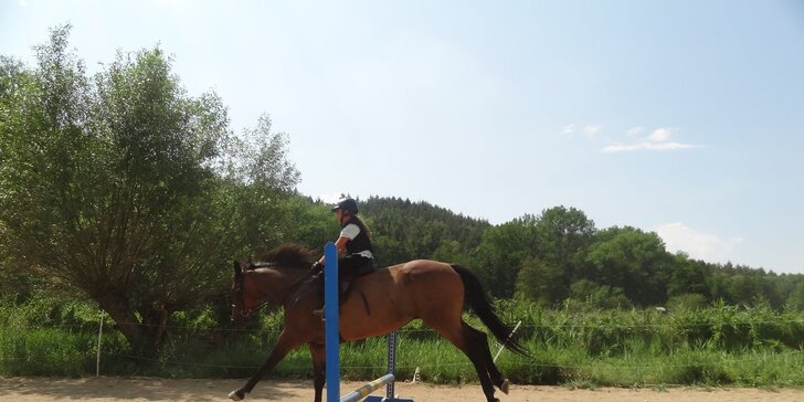Hodina jízdy na koni pod dohledem instruktora v jezdeckém klubu Agira